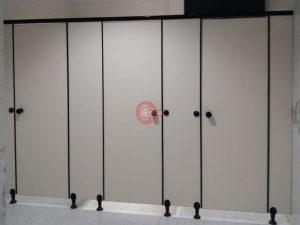 Bedah tuntas keunggulan sistem toilet cubicle modern dibandingkan tembok permanen dari sisi efisiensi ruang, tonase struktur bangunan, kecepatan proyek, hingga standar higienitasnya.