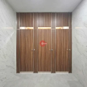 Partisi Toilet Bekasi menggunakan cubicle toilet phenolic modern untuk gedung perkantoran, sekolah, rumah sakit, hotel, dan pusat perbelanjaan